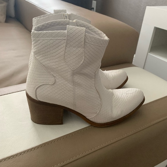 Dirty Laundry Cowboy Boots - Picture 13 of 14